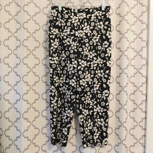 Van Heusen Black & White Floral Capri's - 8 (NWT)